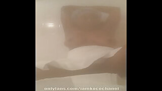 Black Callgirl Flashes Boobs In The Tub