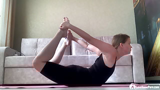 Big booty babe having fun with a toy